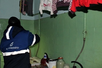 Специалисты «Левокумскрайгаза» проверили состояние газового оборудования проблемного жилья
